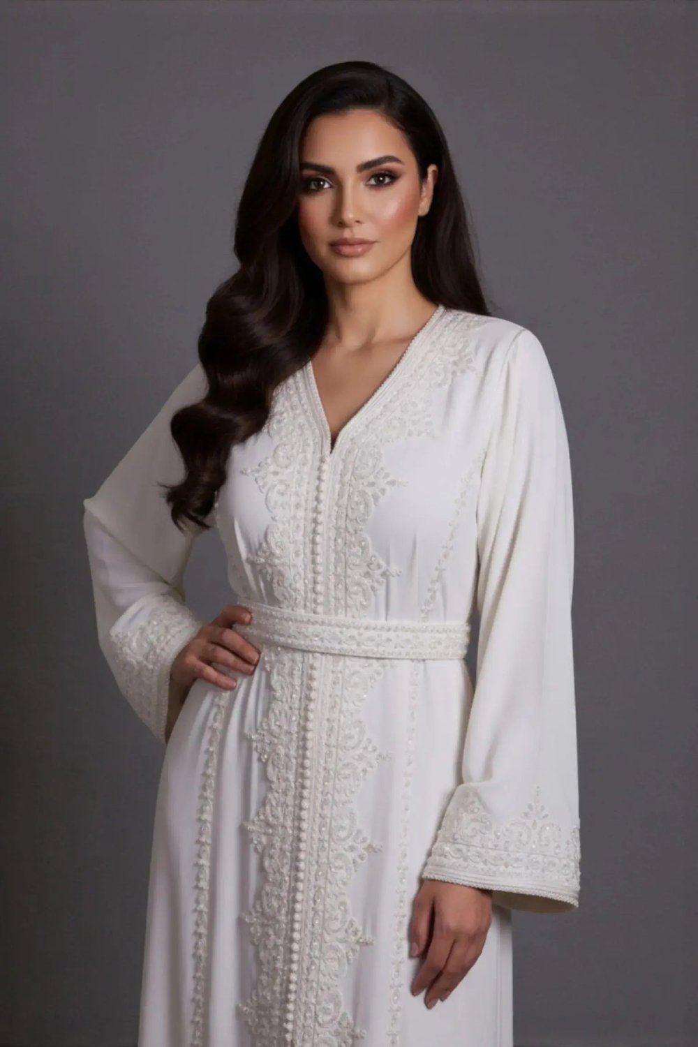 Caftan en crêpe blanc perlé à la main
