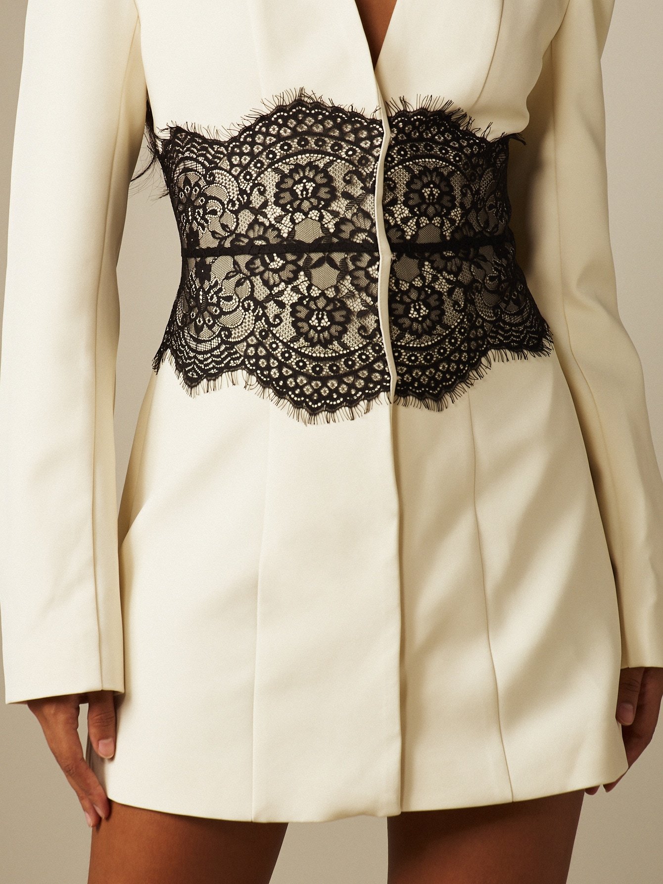 Robe blazer courte à taille corset en dentelle