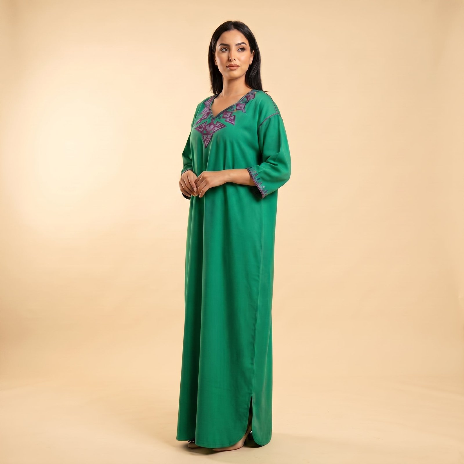 Gandoura verte broderies berbères violettes