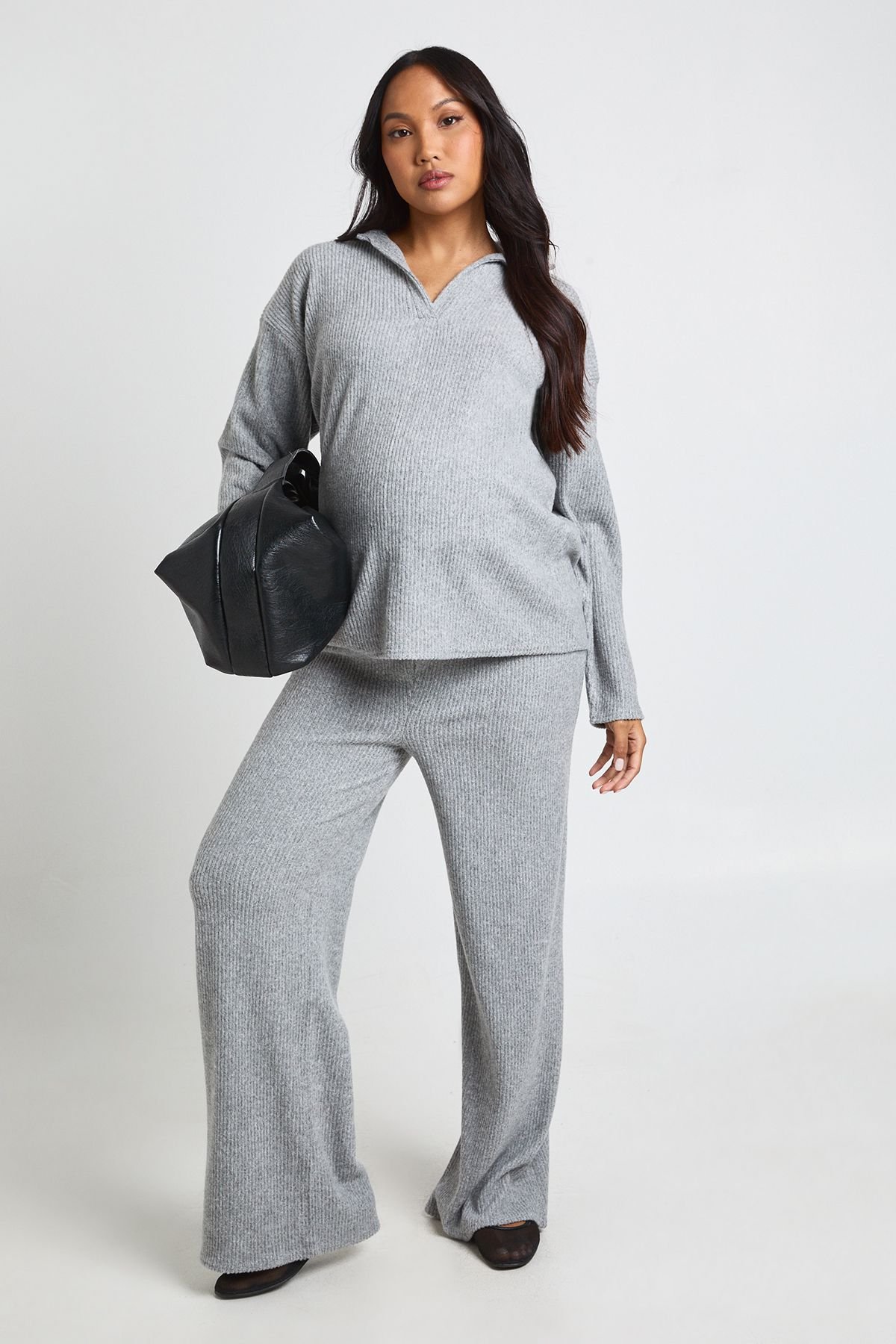 Ensemble De Détente Maternité Côtelé Doux Avec Haut À Col Et Pantalon