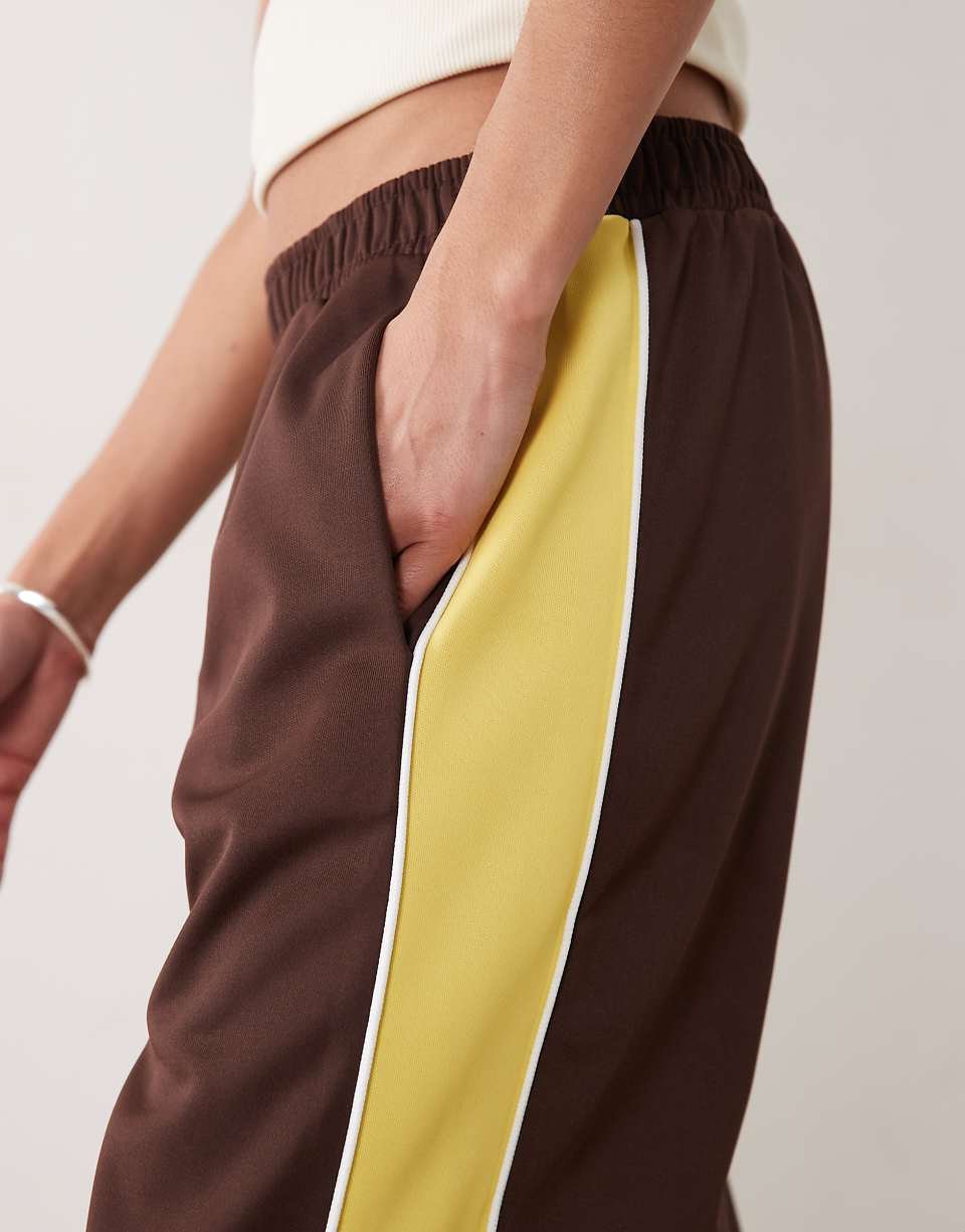 Wide knitted trousers with piping - Chocolate