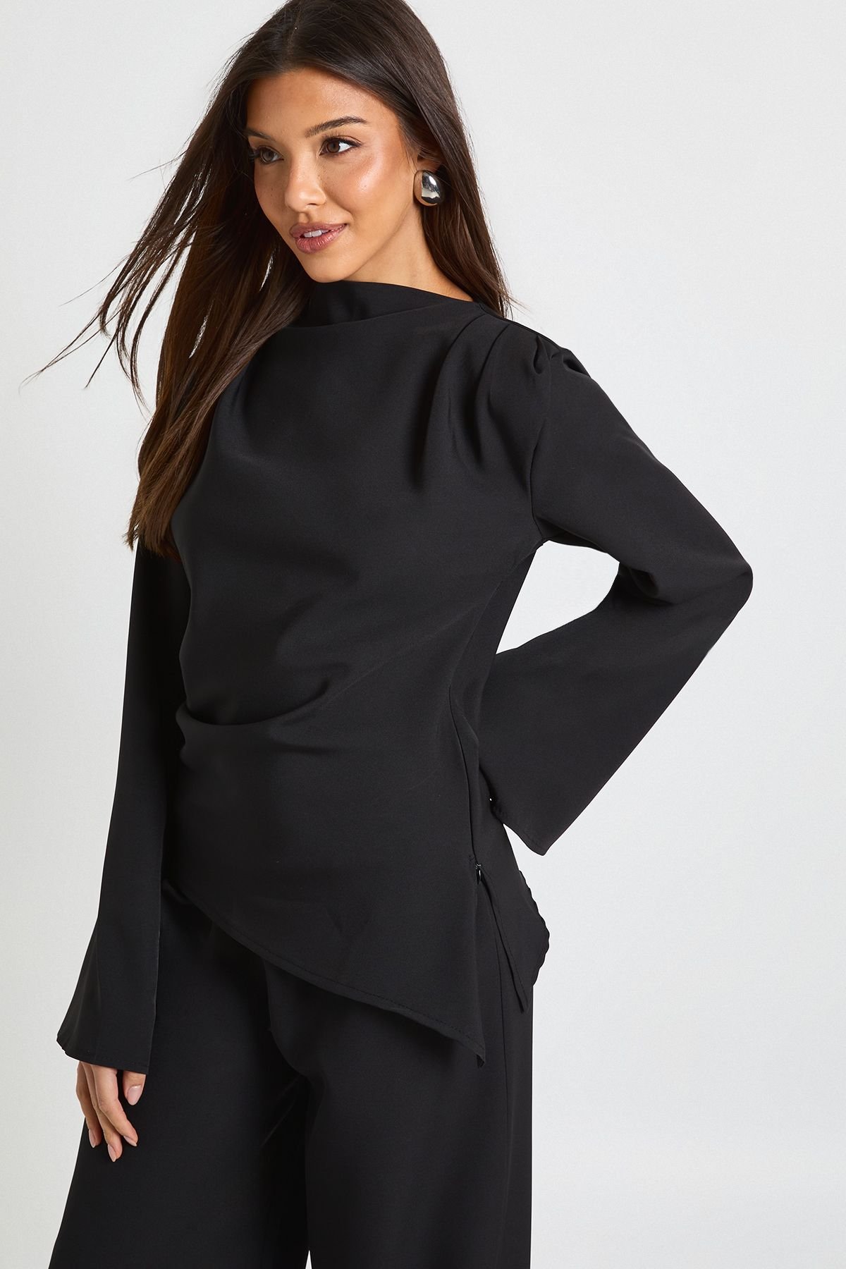Haut drapé asymétrique & pantalon à jambe large coordonné