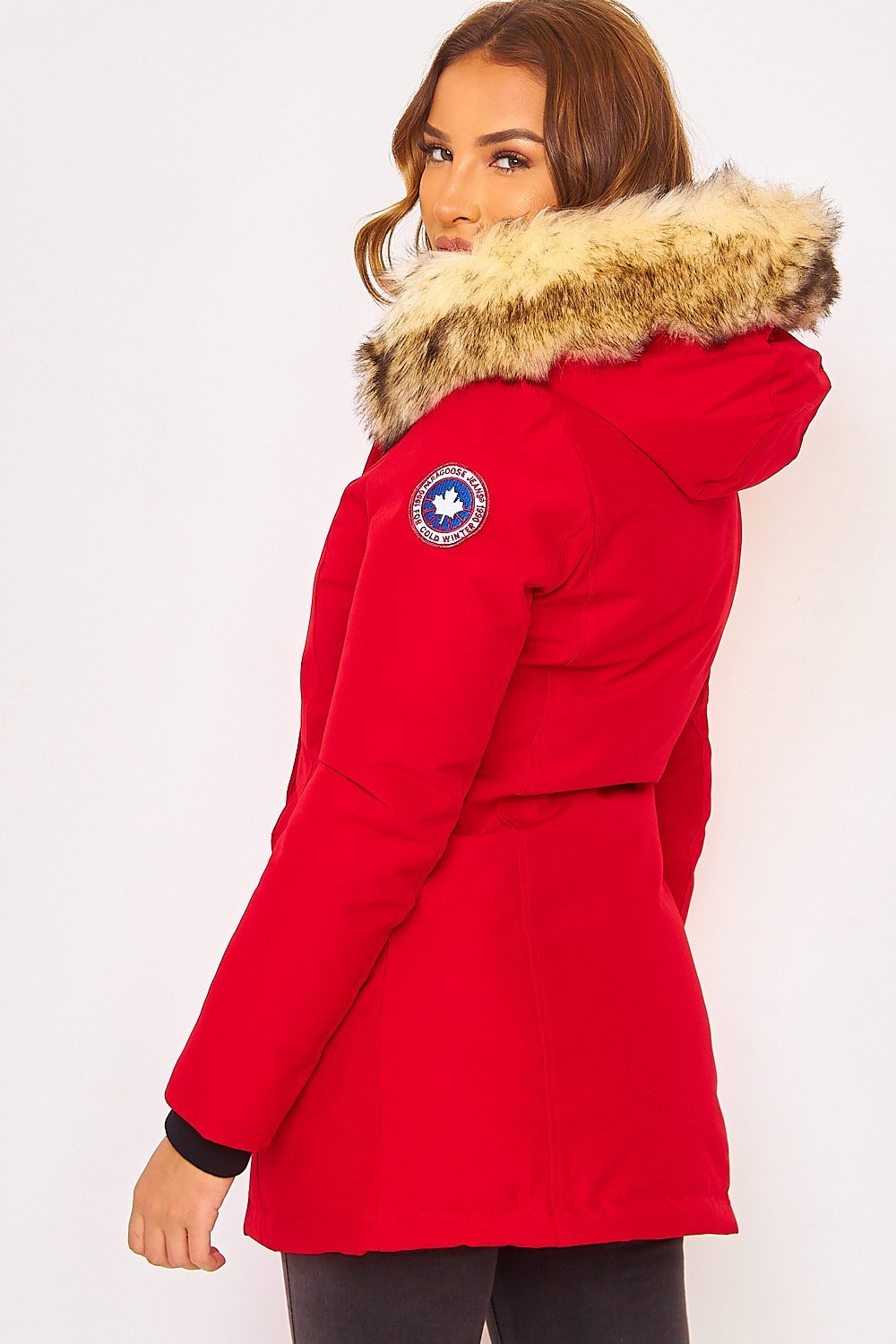Parka mi-longue cintrée à capuche fourrée rouge