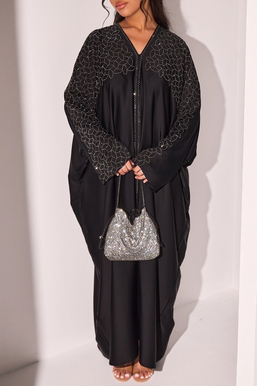 Abaya noire à feuilles de strass argentés et voile