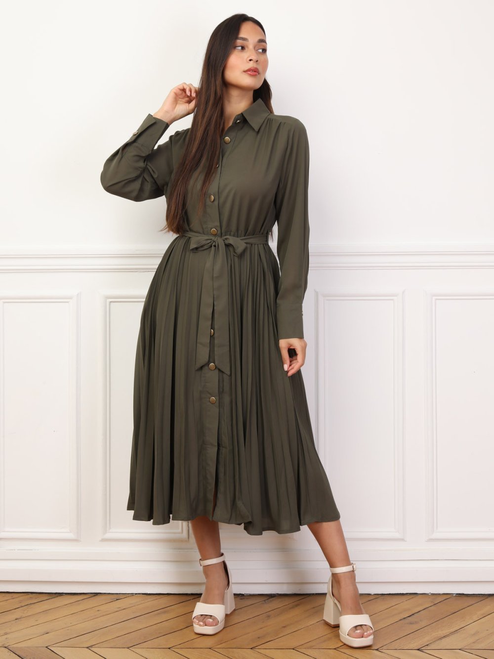 Robe chemise plissée ceinturée kaki