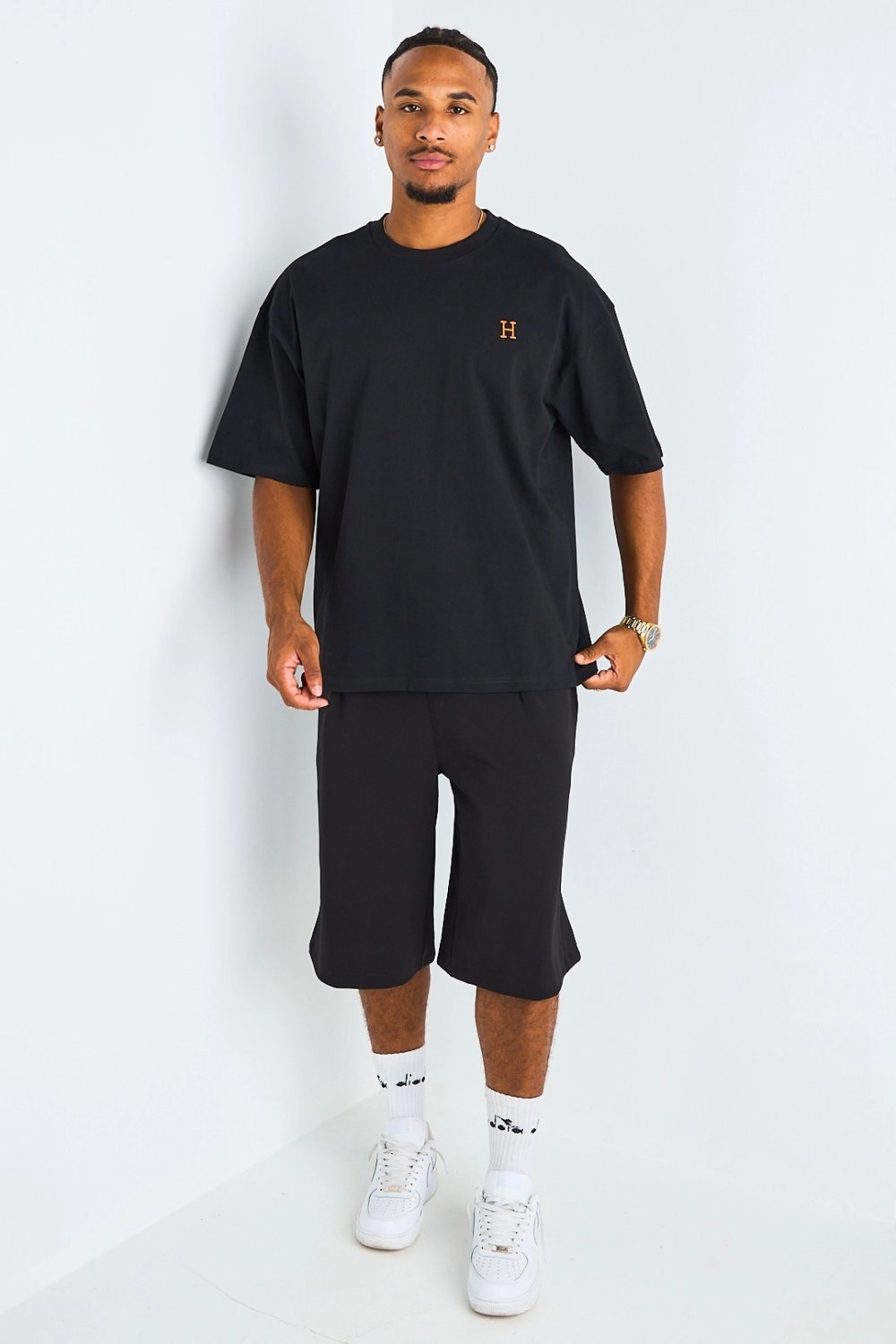 T-shirt basique brodé lettre H noir