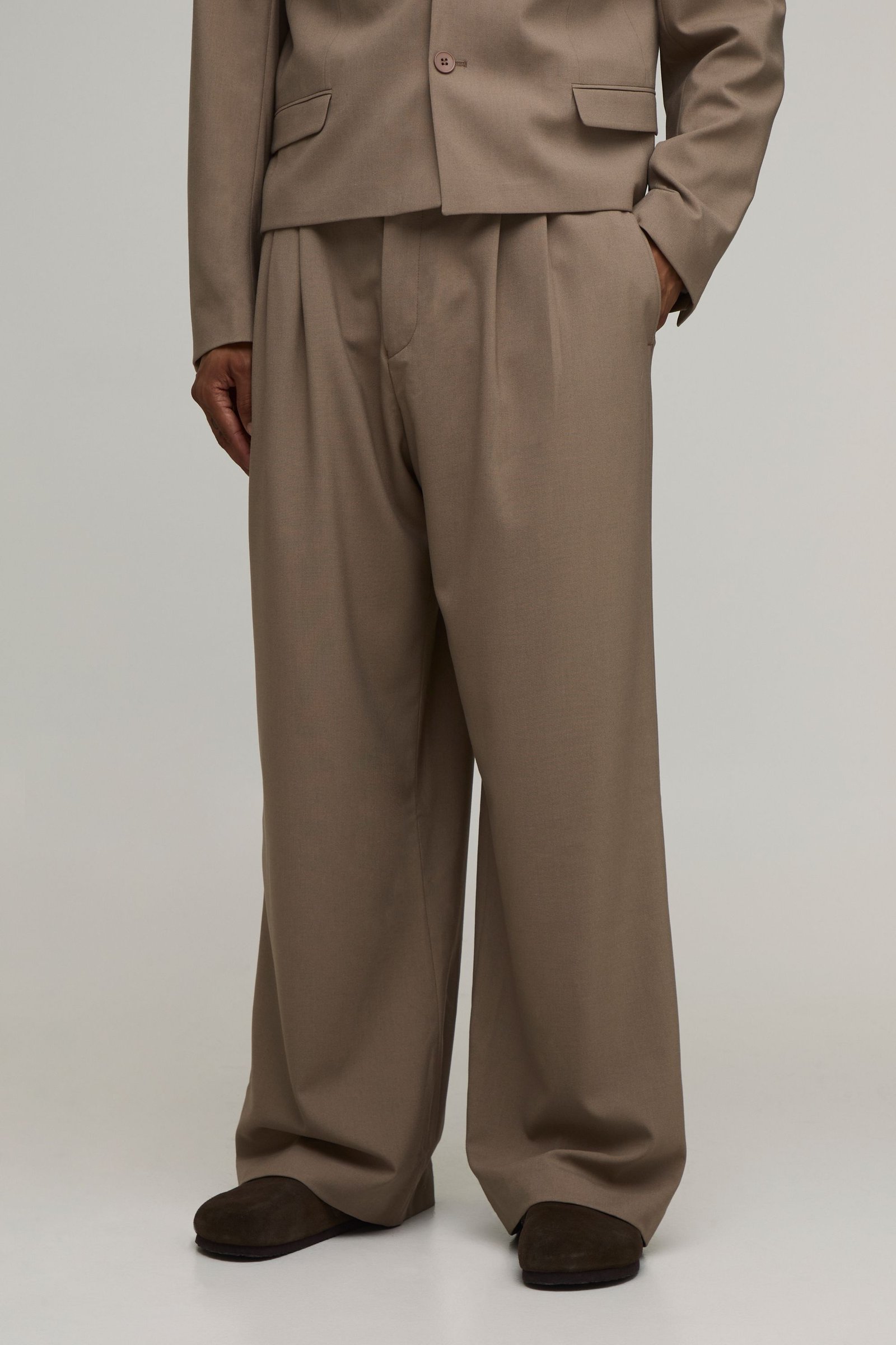 Pantalon De Costume Coupe Large Ajustée Avec Plis Devant
