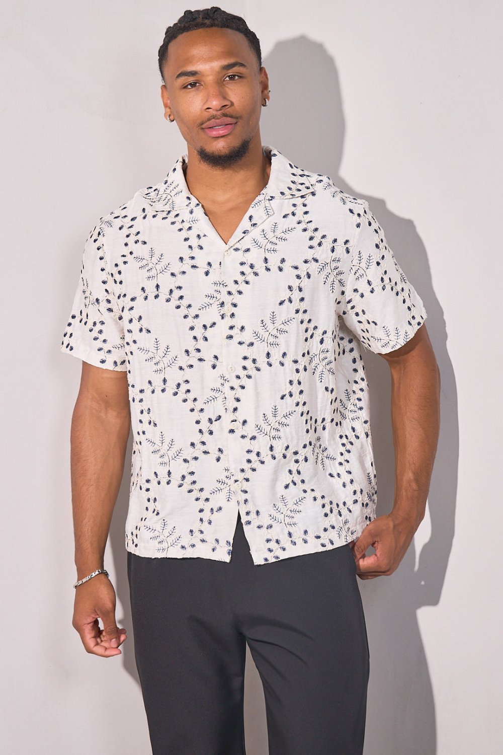 Chemise en lin brodée feuilles beige