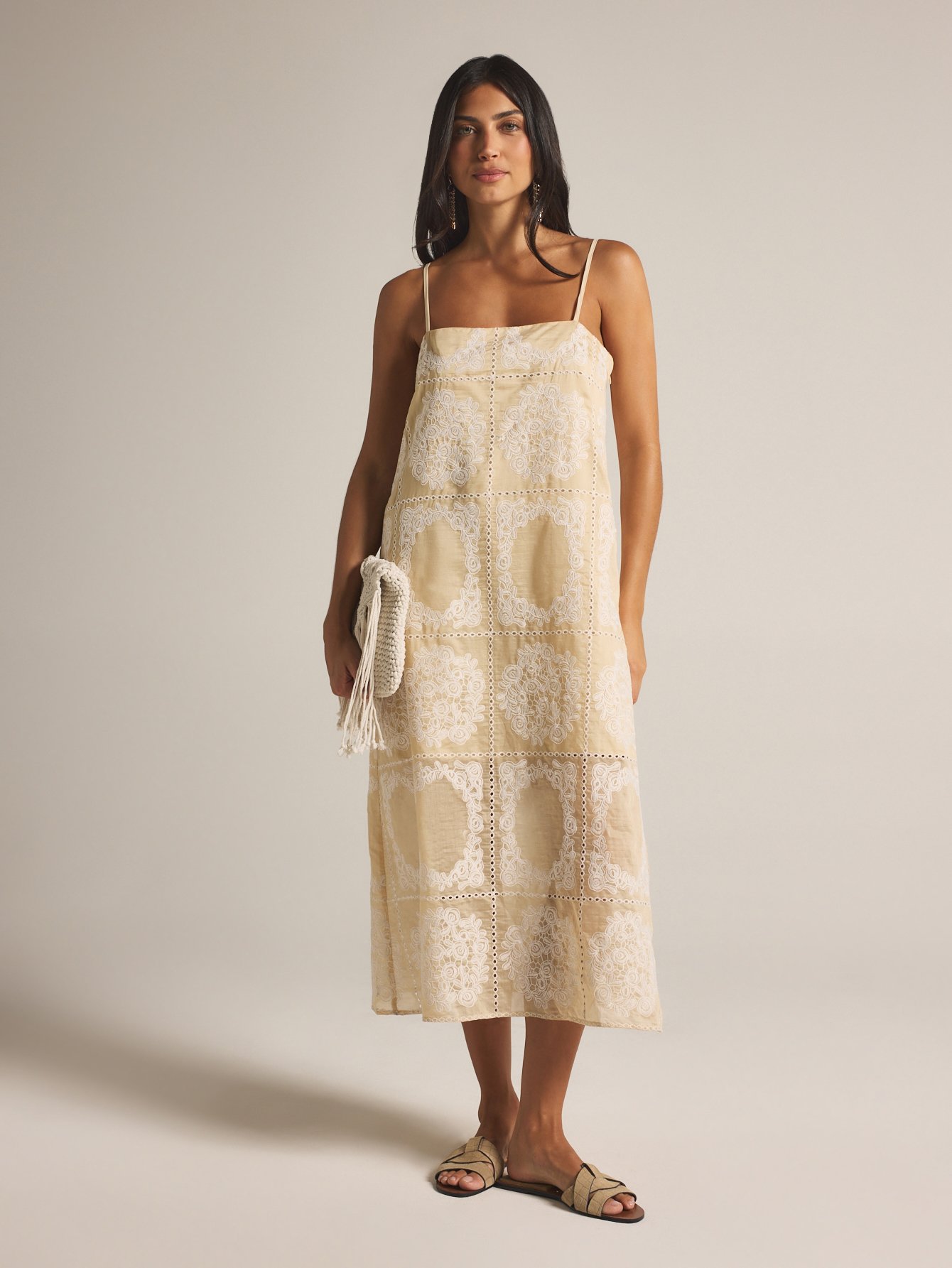 Robe mi-longue bohème brodée à encolure carrée