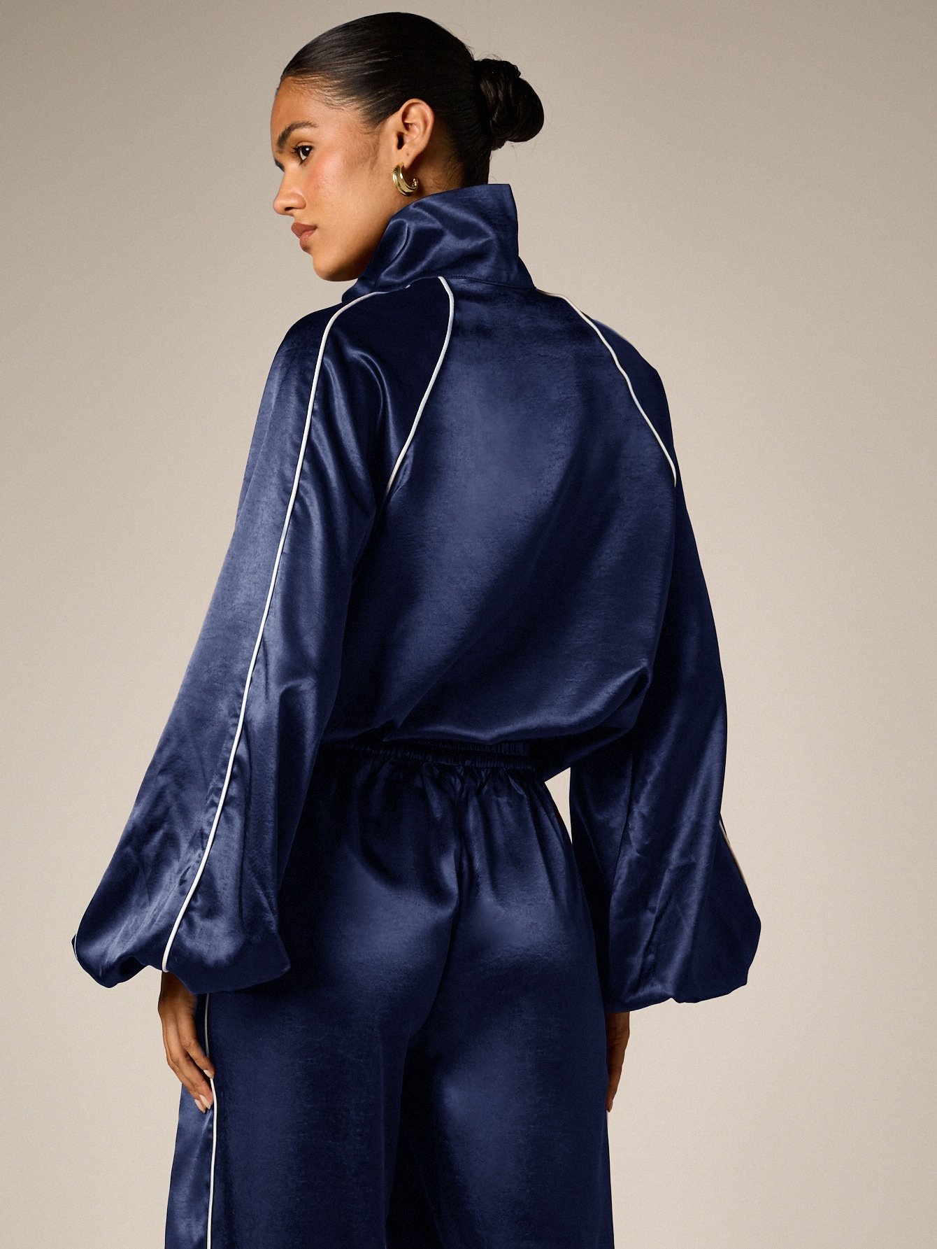 Top Col Roulé Oversize En Satin Avec Bordure De Passepoil Blanc