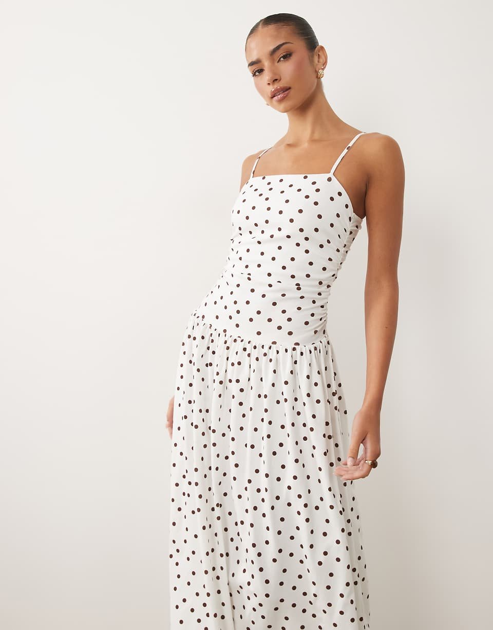 Robe mi-longue à pois avec jupe évasée et bretelles fines