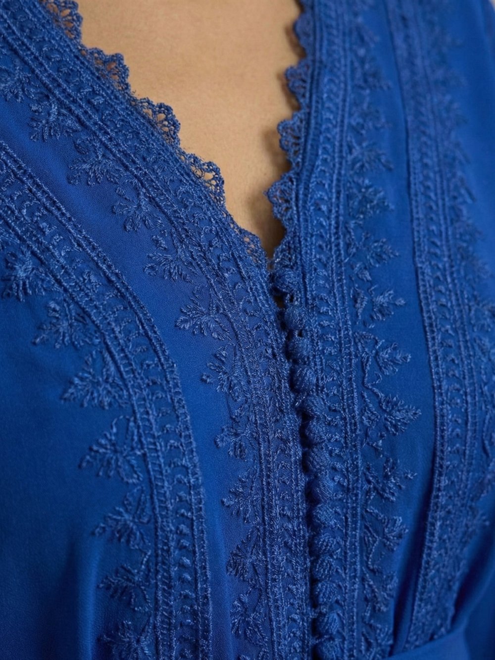Caftan bleu roi à manches évasées en crêpe