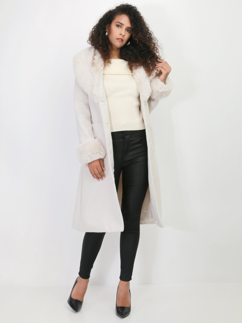 Manteau mi-long à col fourré ceinturé beige
