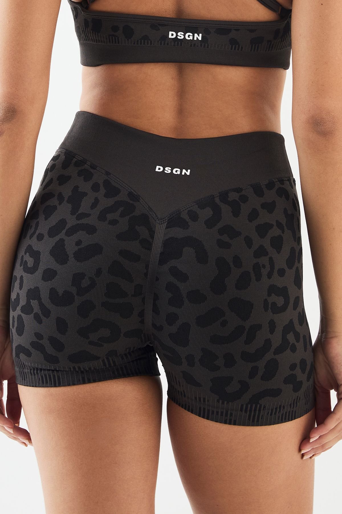 Short sport léopard bla coutures