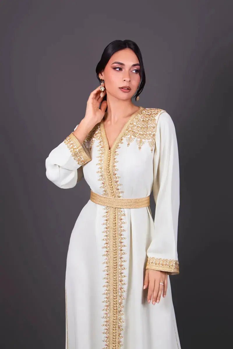 قفطان من الكريب بلون كريمي بتطريز ذهبي