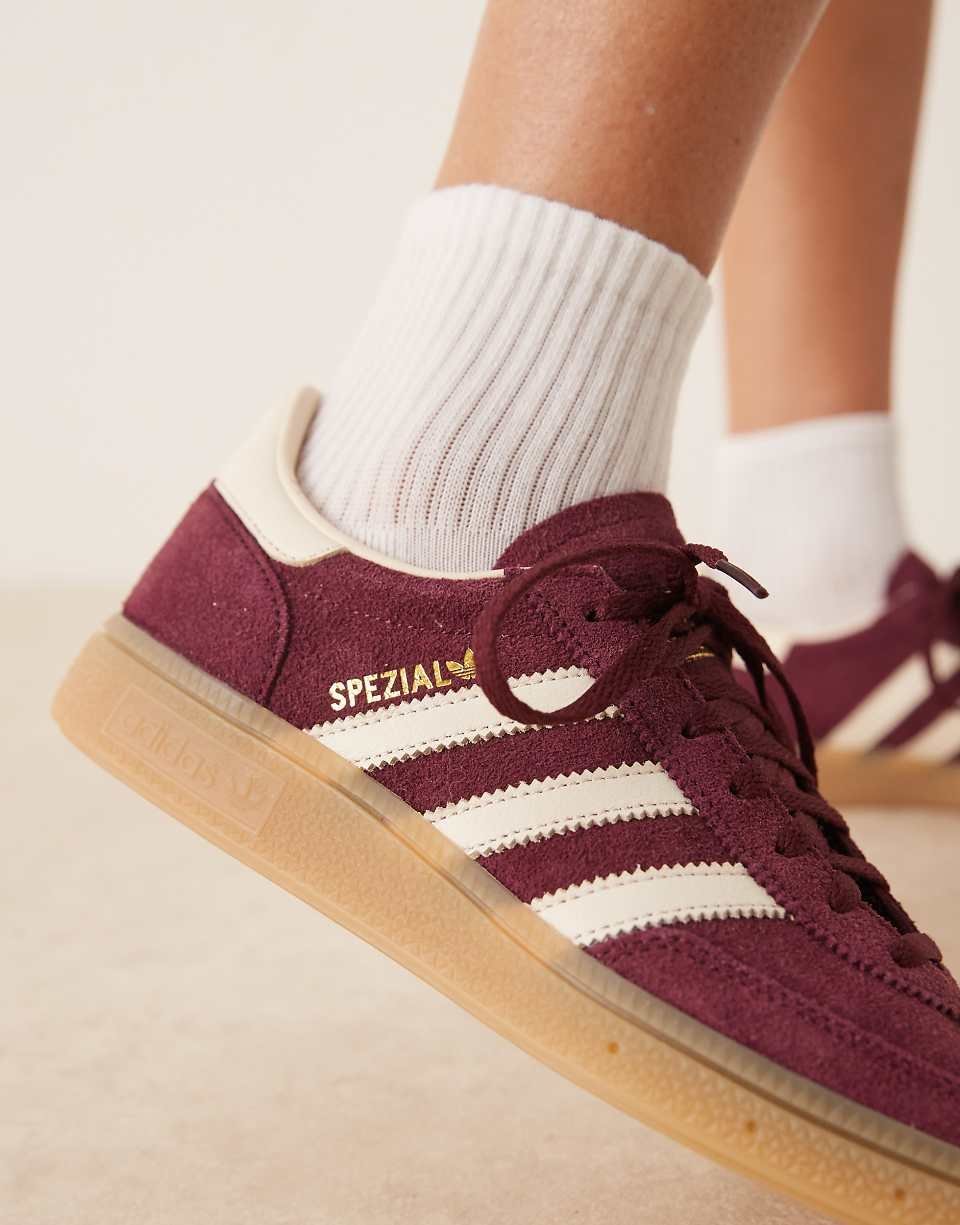 حذاء رياضي Handball Spezial بالعنابي والكريمي
