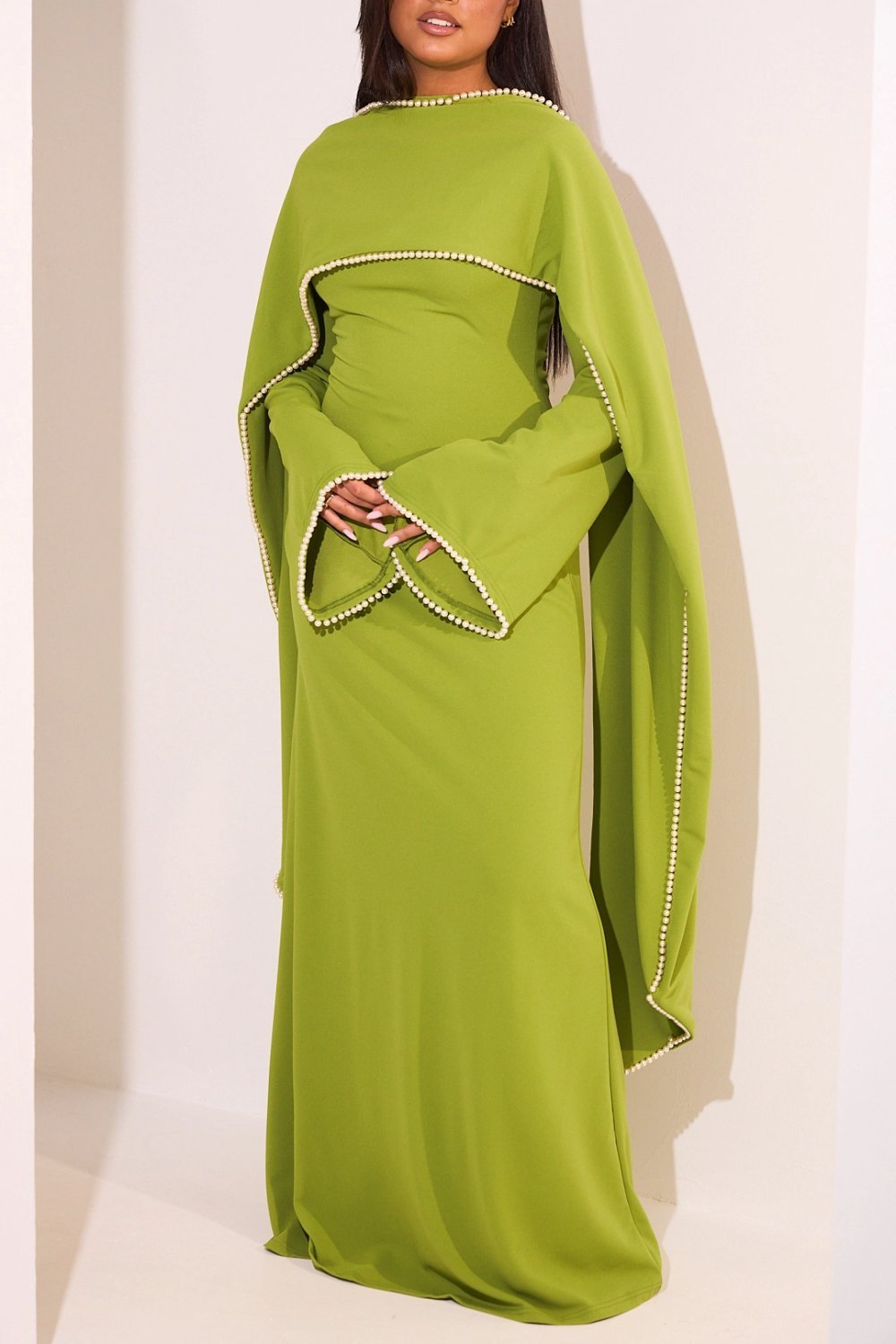 Robe longue perlée manches pagode et étole olive
