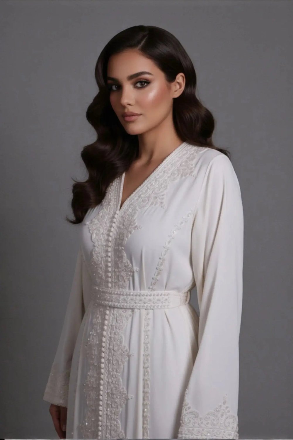 Caftan en crêpe blanc perlé à la main