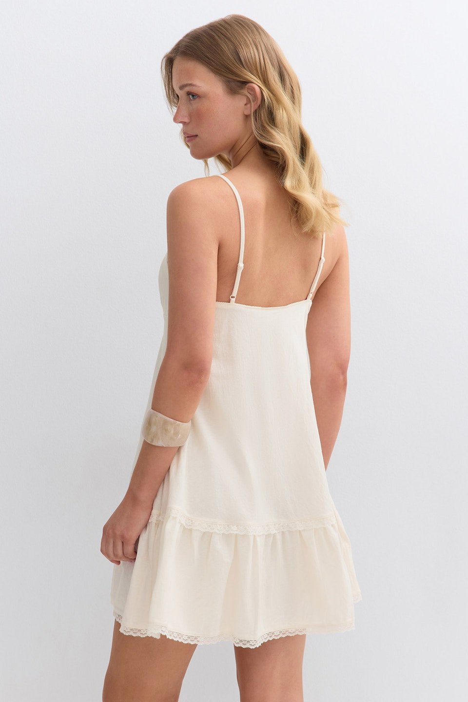 Robe d'été à bretelles bordée de dentelle