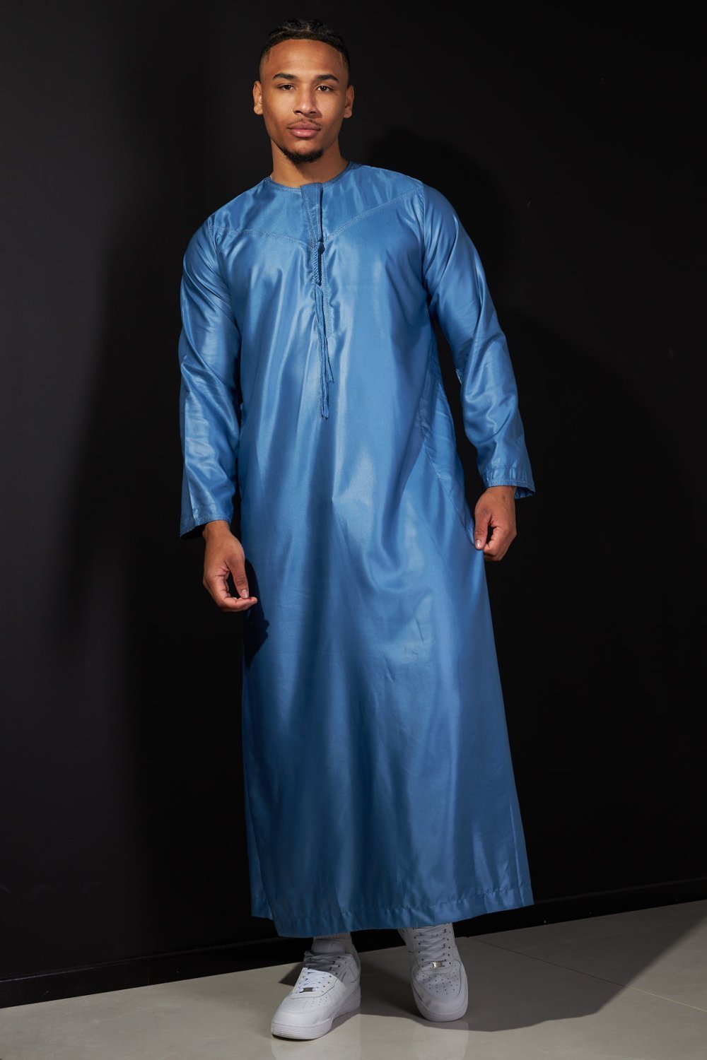 قميص ساتان أزرق بكرات صغيرة