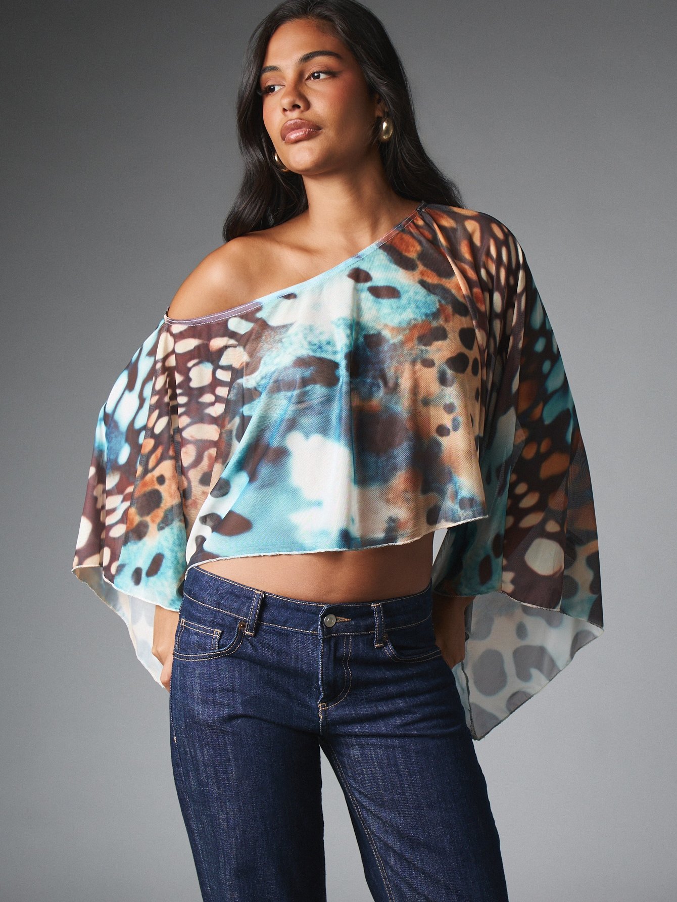 Blouse courte asymétrique à manches chauve-souris