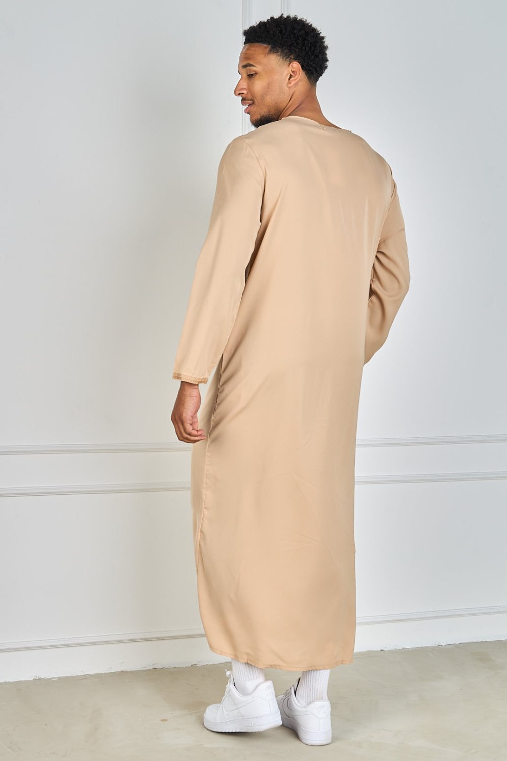 Qamis long droit à pompon et col brodé beige