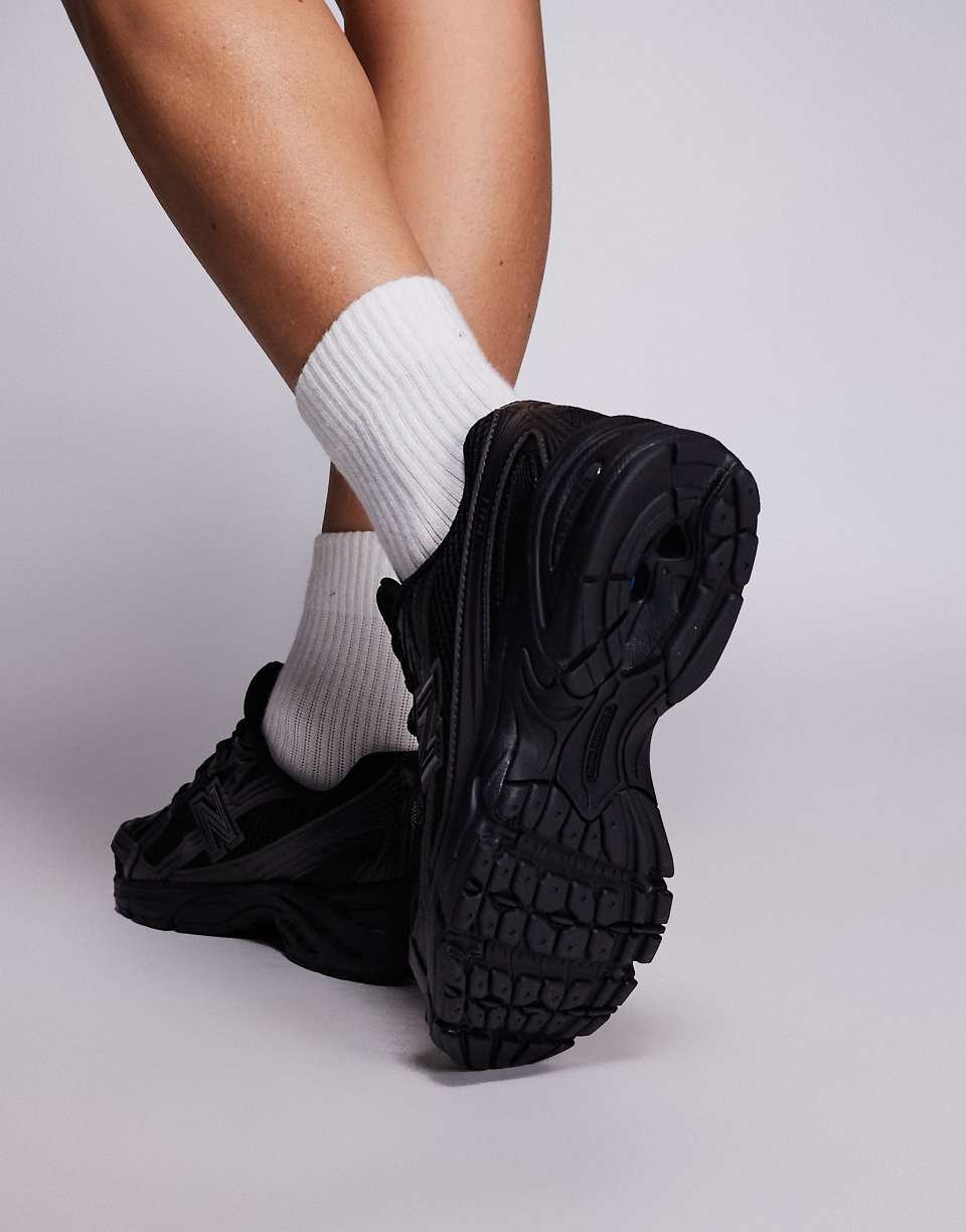 740 trainers in black