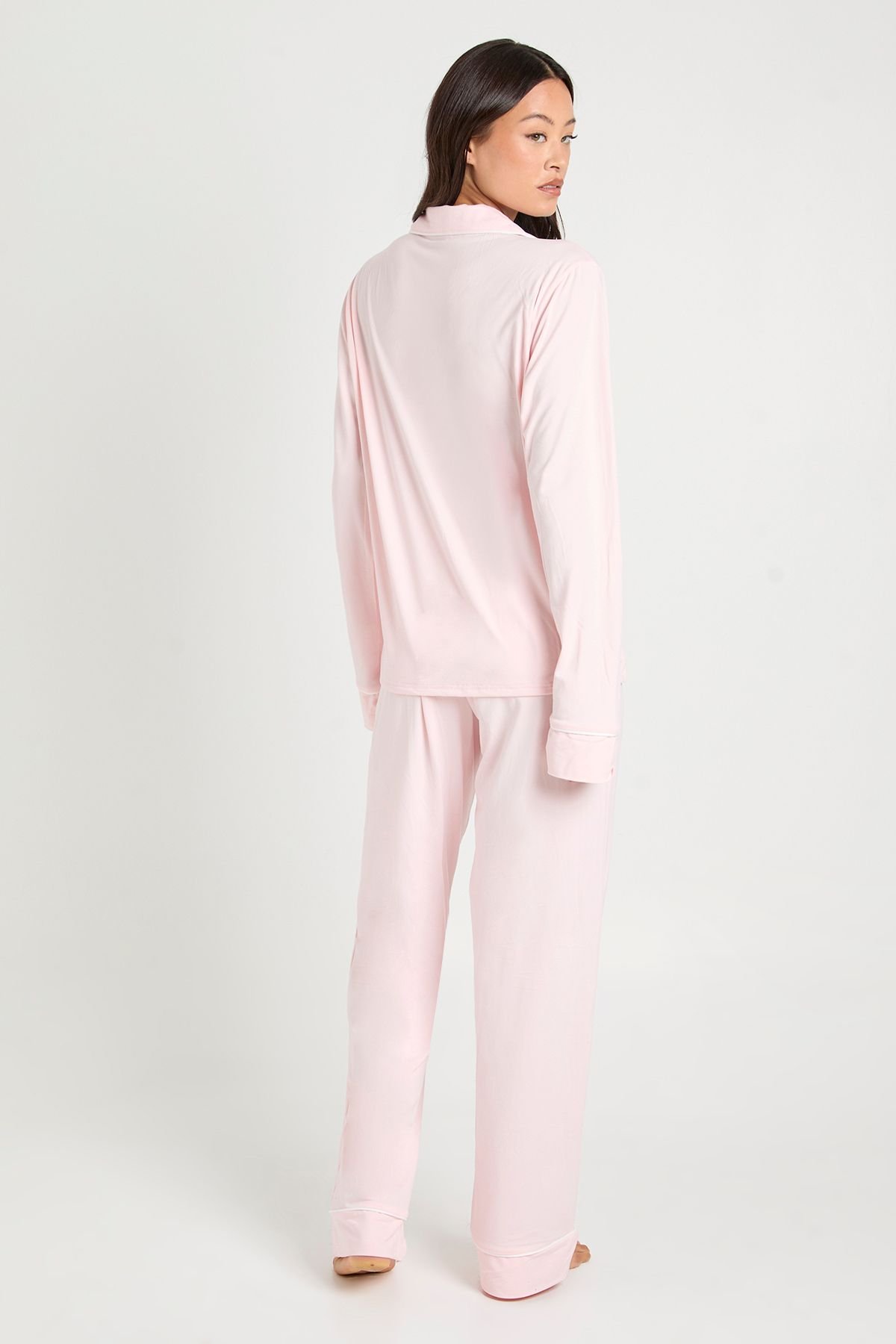 Ensemble pyjama pour grande taille en jersey avec détails de passepoil, composé d'une chemise à manches longues et d'un pantalon