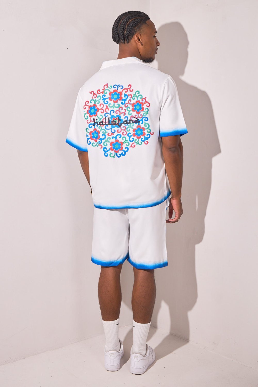 Ensemble chemise et short fleuri blanc et bleu