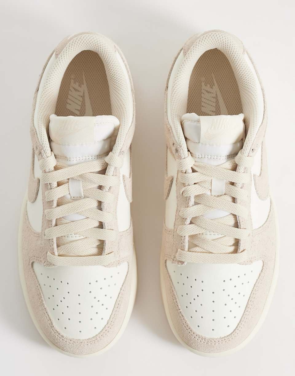 حذاء رياضي Dunk Low بالأبيض والبني الفاتح