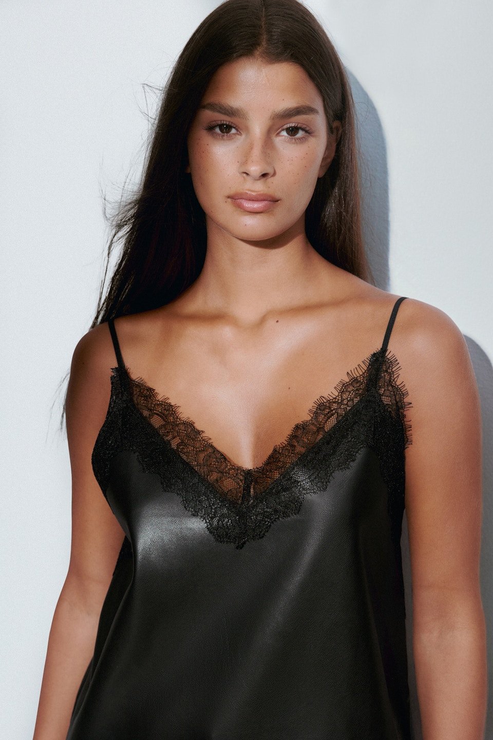 Robe courte en faux cuir à empiècement dentelle