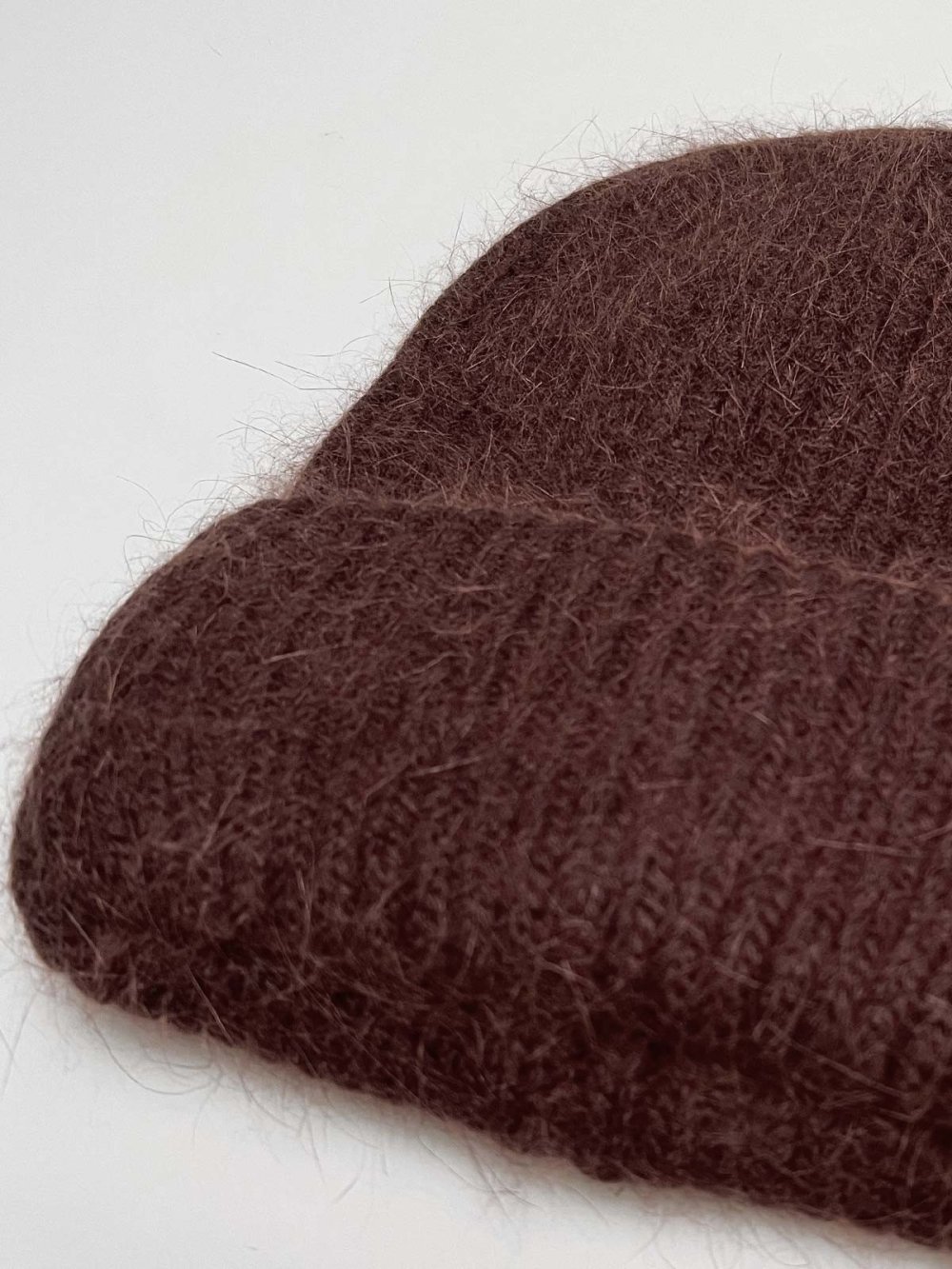 Bonnet en maille côtelée duveteuse marron