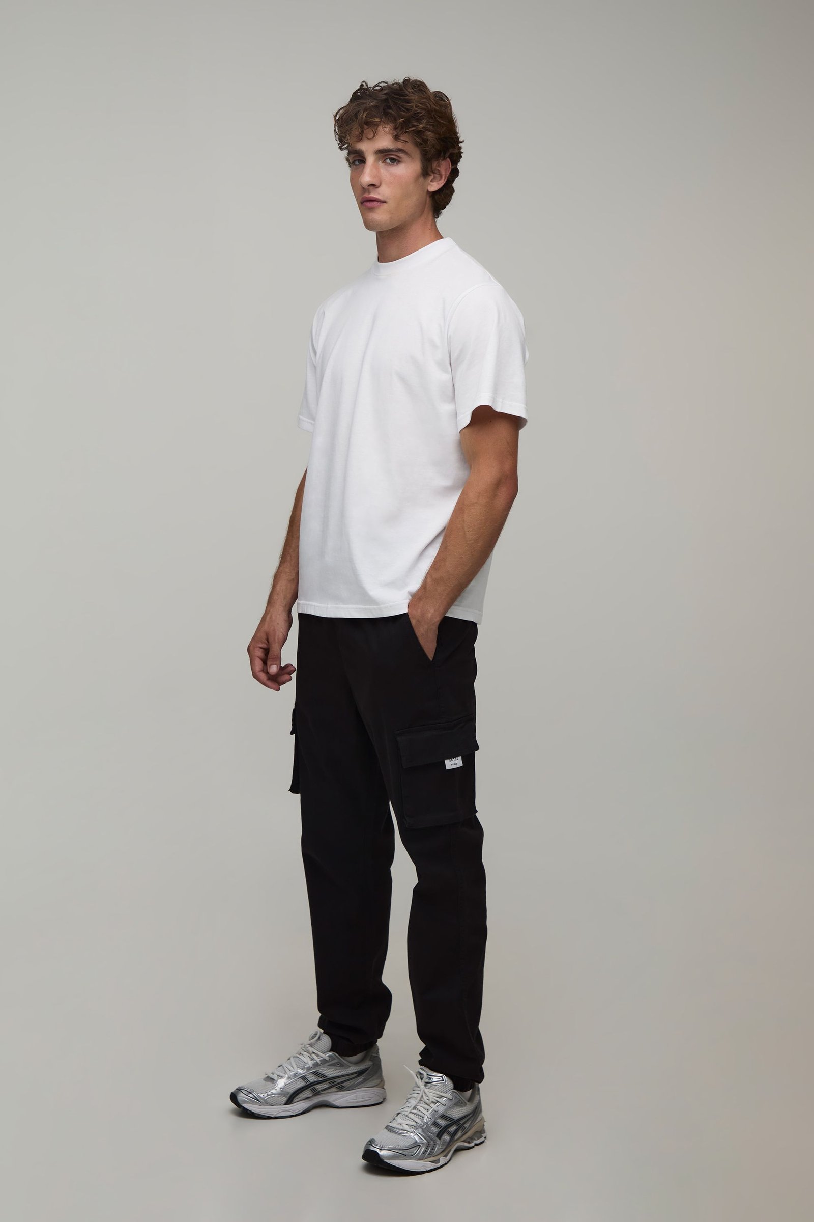 Pantalon cargo slim fit à taille élastiquée, patte tissée et revers aux chevilles