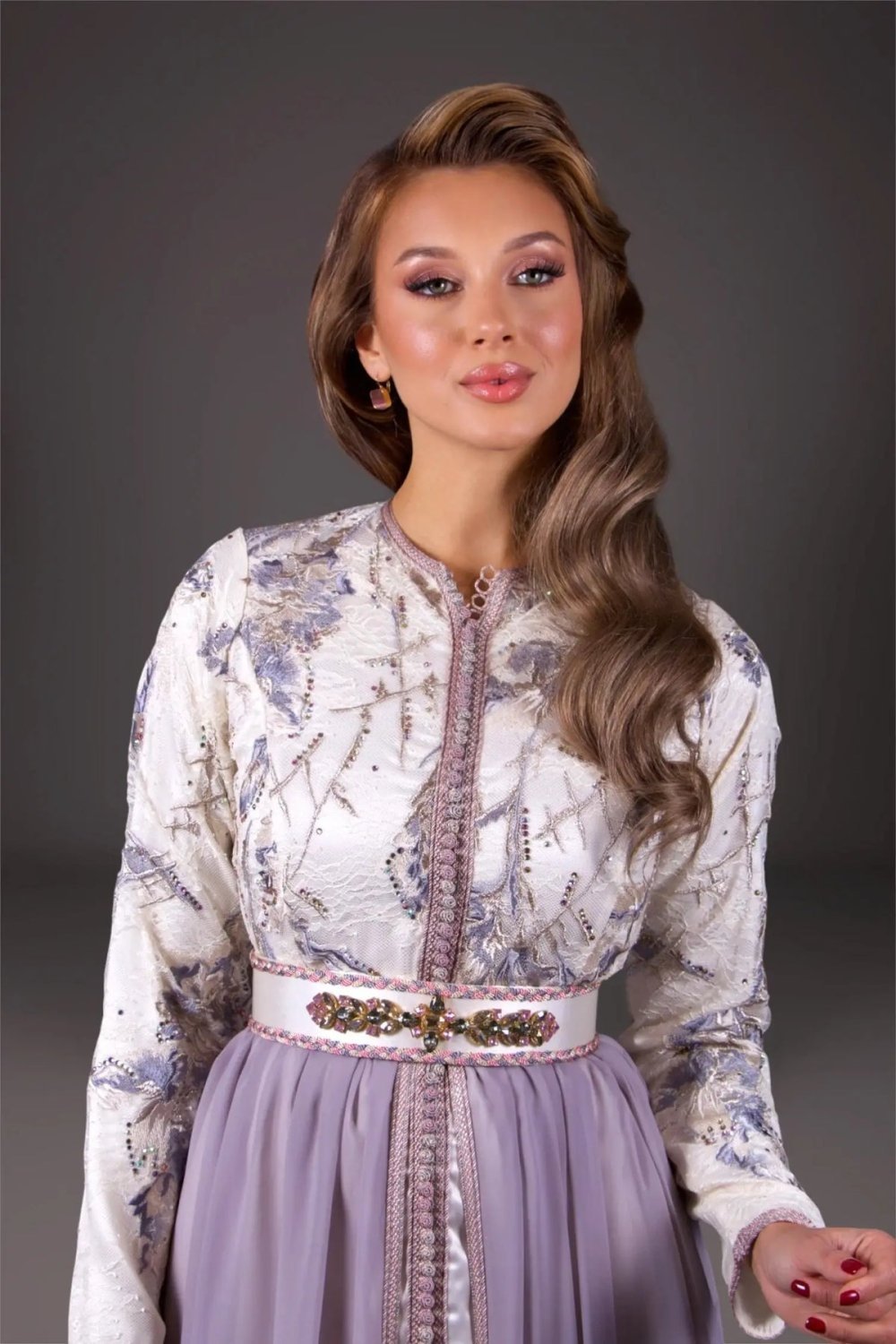 Takchita ajustée en dentelle gris mauve