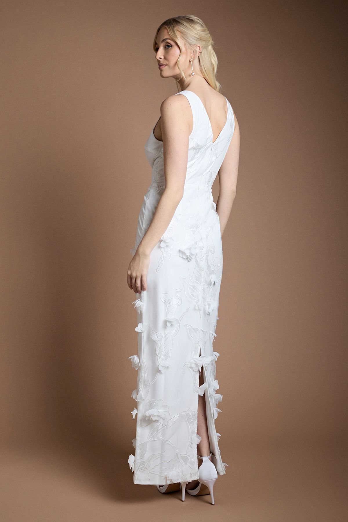Robe de mariée longue à col V et appliqués