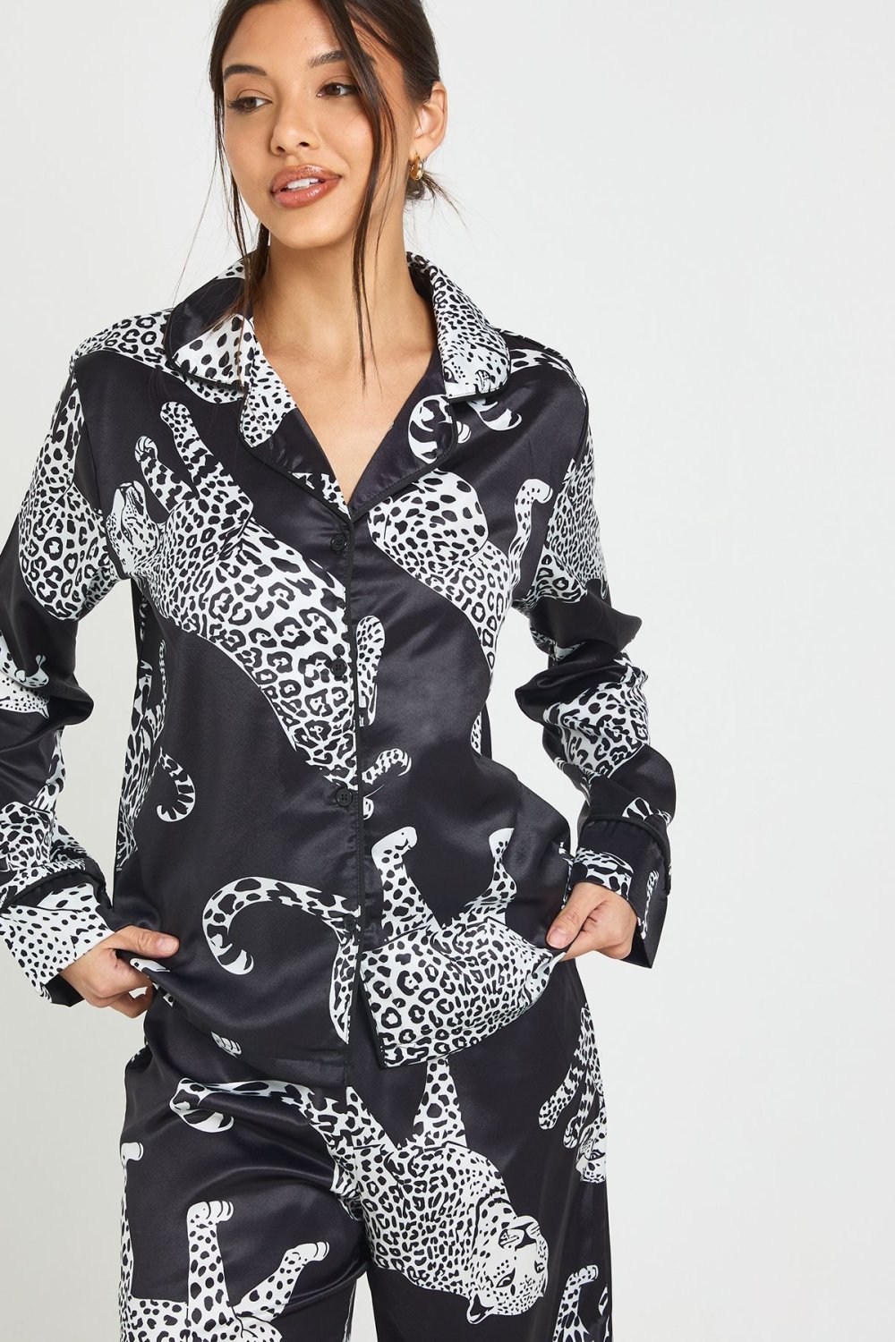 Pyjama haut et pantalon en satin léopard