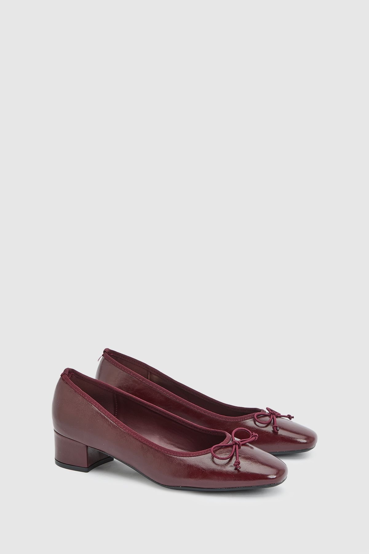 Chaussures vernies à nœud et petit talon bloc