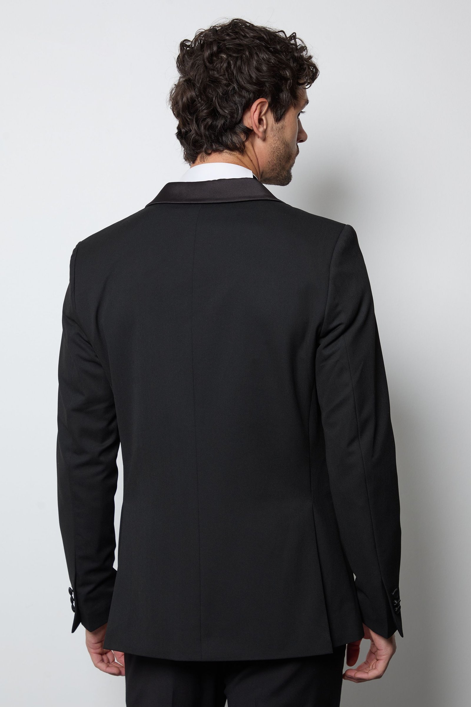 Veste de soirée noire cintrée à revers larges