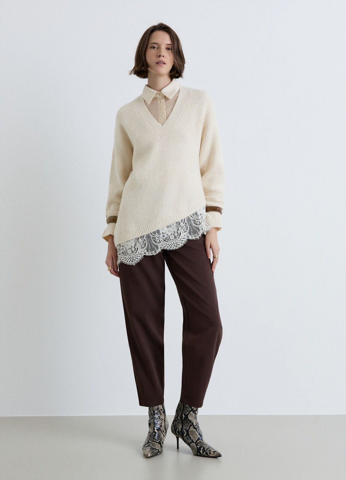 Pull doux col V à ourlet en dentelle