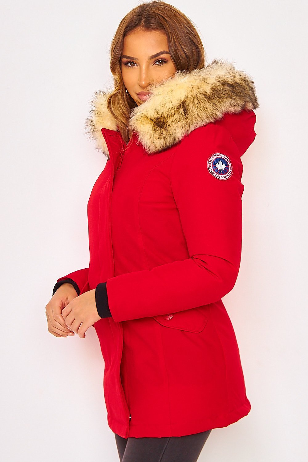 Parka mi-longue cintrée à capuche fourrée rouge