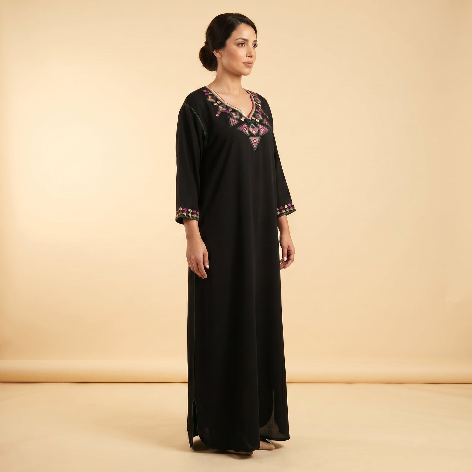 Gandoura noire broderies berbères vert et fuschia