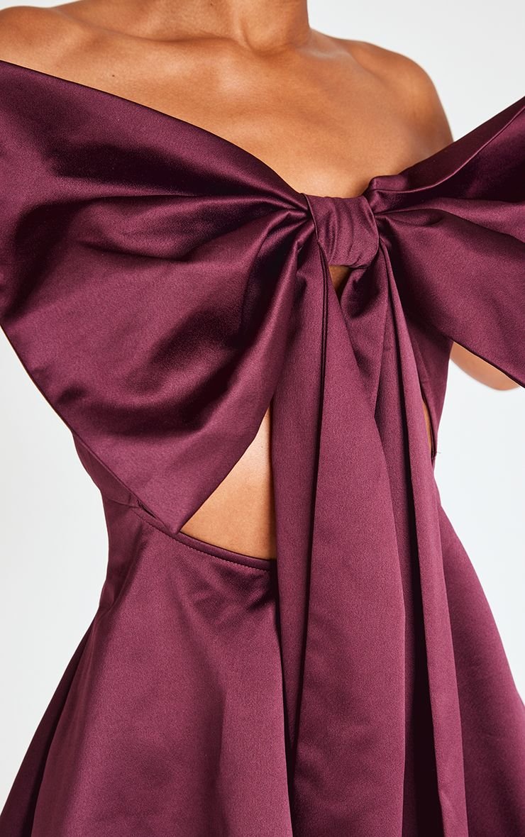 Combinaison-short bandeau en satin à gros nœud