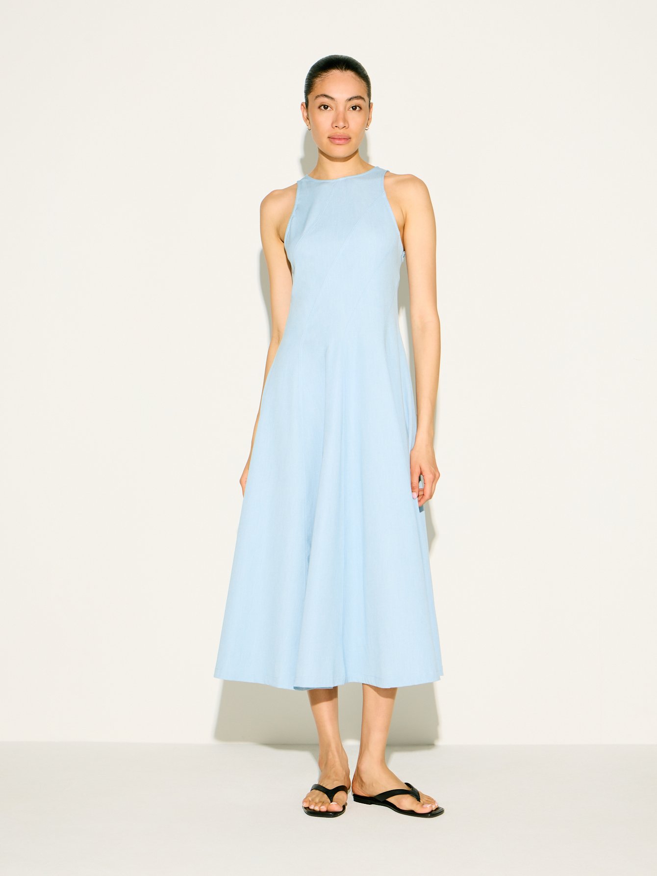 Robe Mi-Longue Sans Manches Bleu Clair Avec Col Montant Et Silhouette Évasée