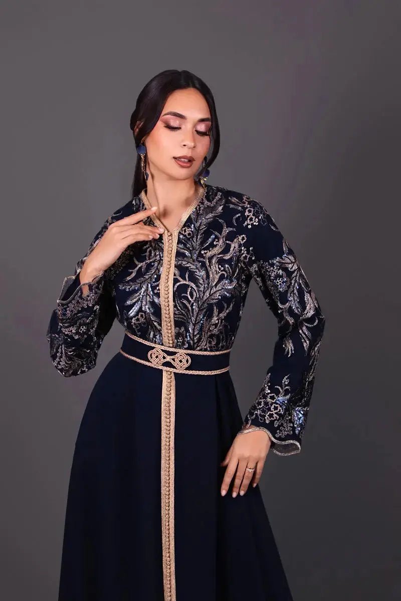 Caftan en dentelle et crêpe bleu marine