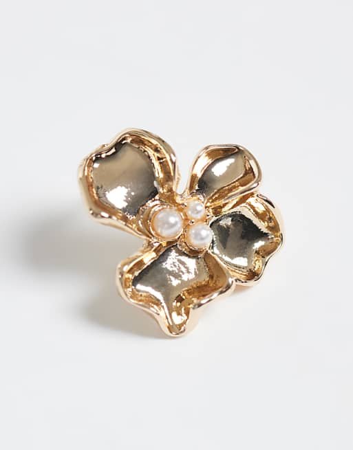Mini boucles d'oreilles puces fleur avec centre en perle fantaisie finition dorée