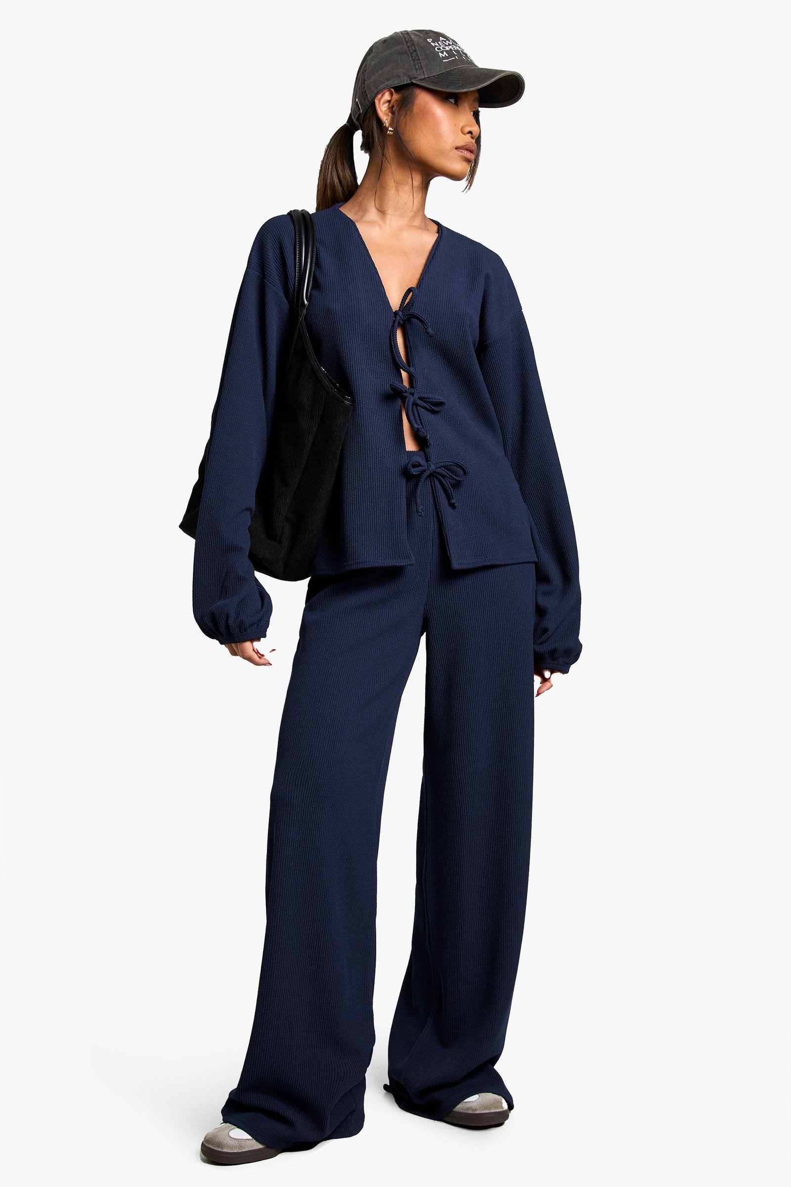 Ensemble coordonné en côtes : blouse à nouer à l'avant et pantalon