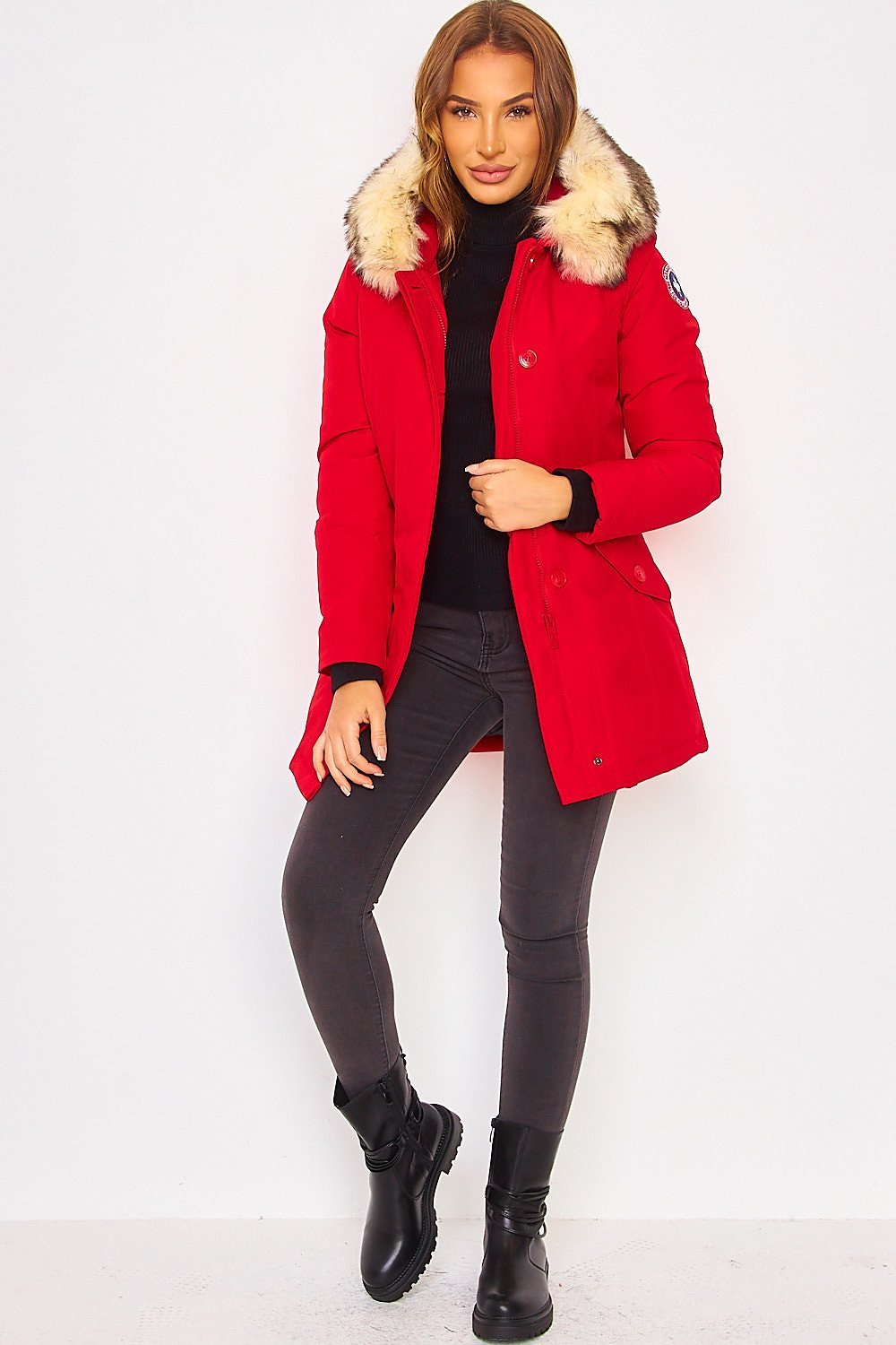 Parka mi-longue cintrée à capuche fourrée rouge