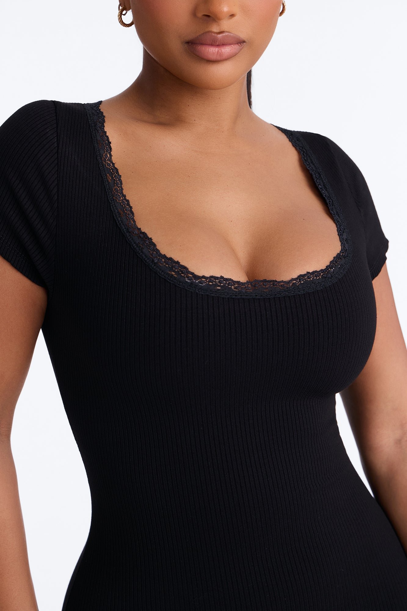 Robe midi m9adda b bordure dentelle