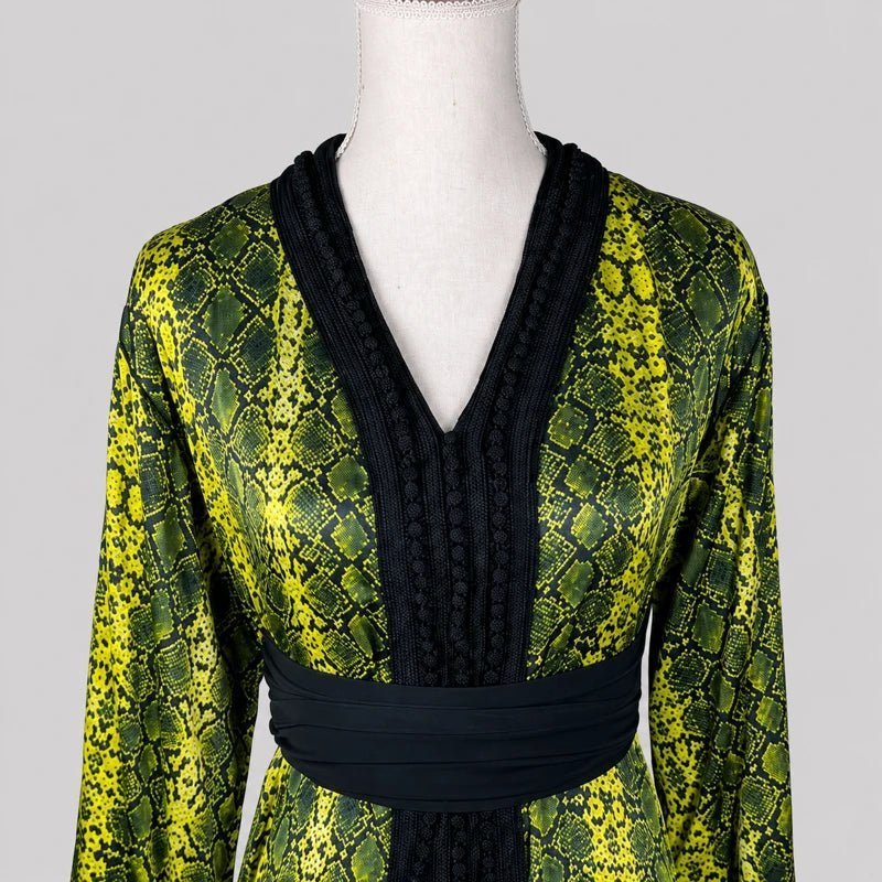 Takchita en crêpe noir à motifs olive et jaune