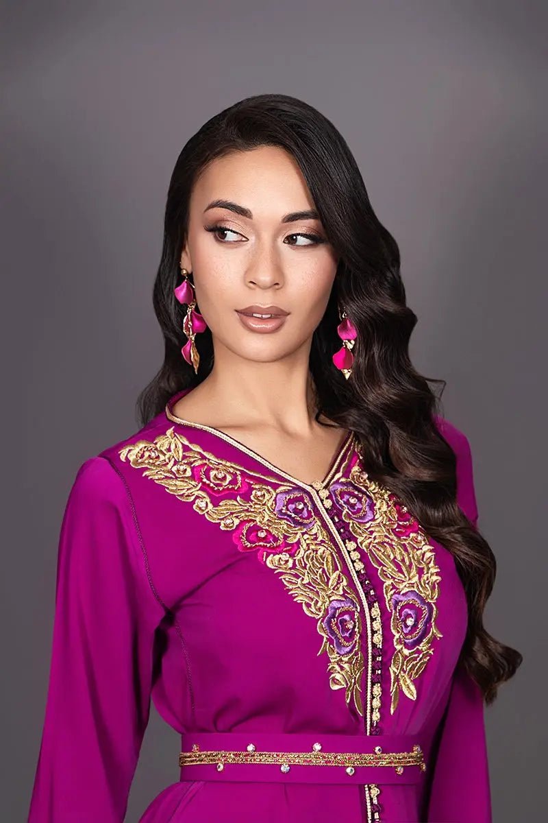 أقراط متدلية ببتلات فوشيا